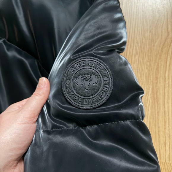 Elegant Black Puffer Jacket for Women - Picture 7 of 8